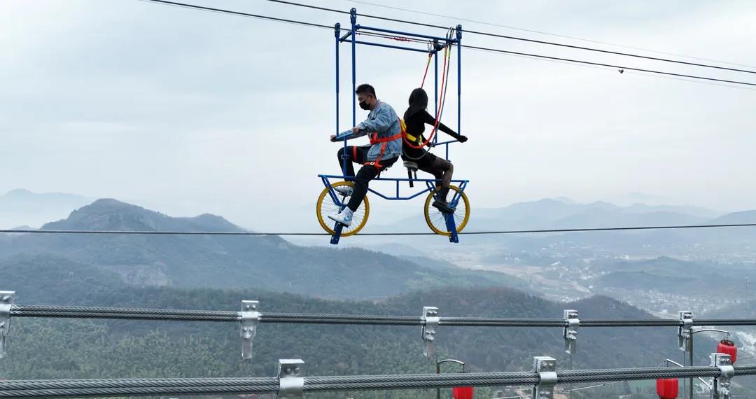 全國(guó)首家玻璃橋上的高空自行車(chē)，元旦免費(fèi)，夠膽你就上！