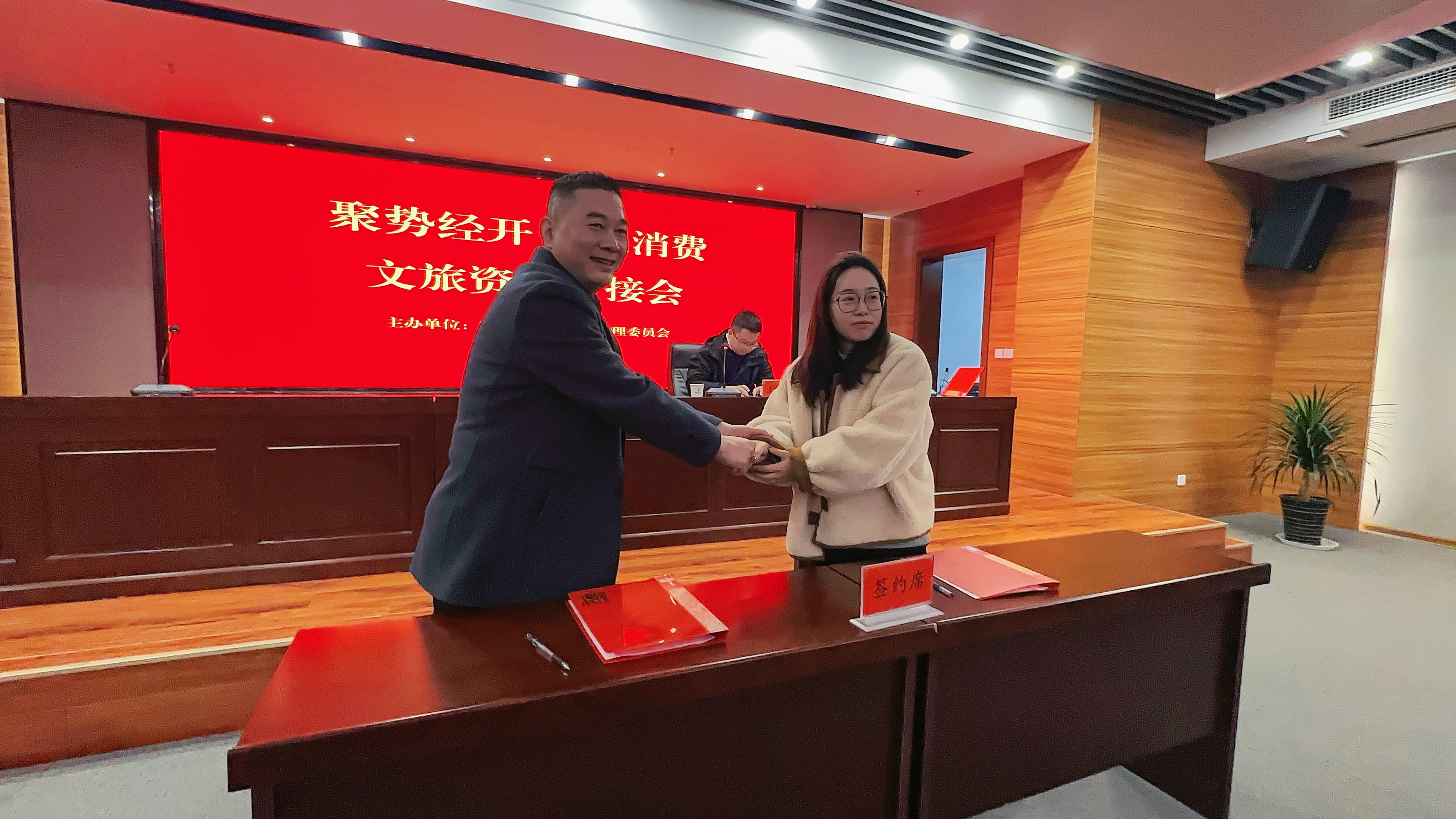 聚勢(shì)經(jīng)開·共促消費(fèi)丨馬仁山莊同百家企業(yè)簽訂合作協(xié)議！